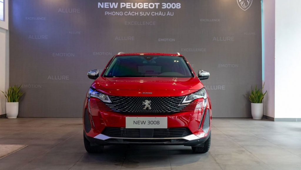 Nhìn trực diện phần đầu, Peugeot 3008 2021 gây ấn tượng mạnh với người dùng