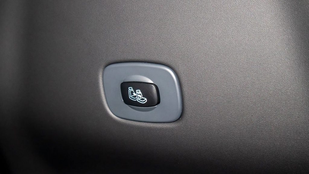 Peugeot 5008 2022 có nút điều chỉnh ghế phụ ở lưng phía sau